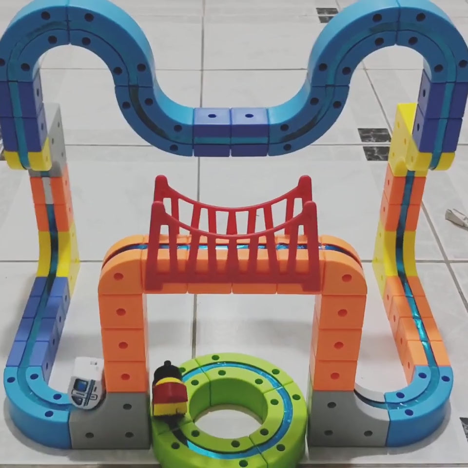 רכבת לבנה עולה על מסלול גבוה ונוסעת על הקשת העליונה